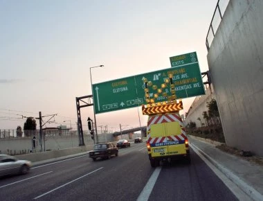 Συναγερμός στην Αττική Οδό - Φορτηγό τυλίχθηκε στις φλόγες, έκλεισε η έξοδος προς Ελευσίνα